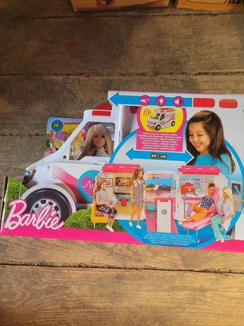 Ambulance barbie véhicule medical