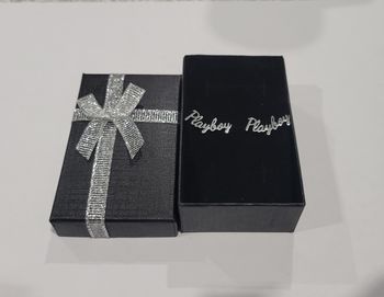 BOUCLES D'OREILLES CLOU INSCRIPTION PLAYBOY ARGENTE AVEC BOITE ! NEUF !