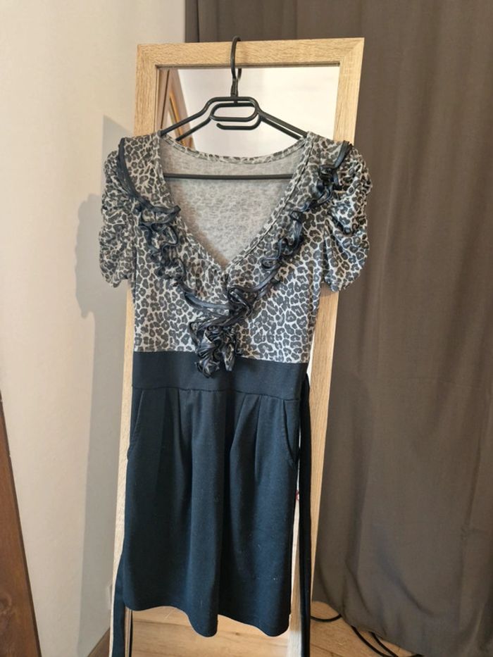 Robe noire et léopard
