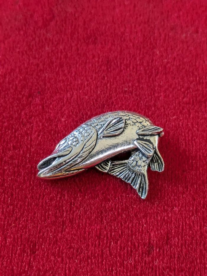 Pin's Brochet étain signé Brown Pêche 🎣 Pike