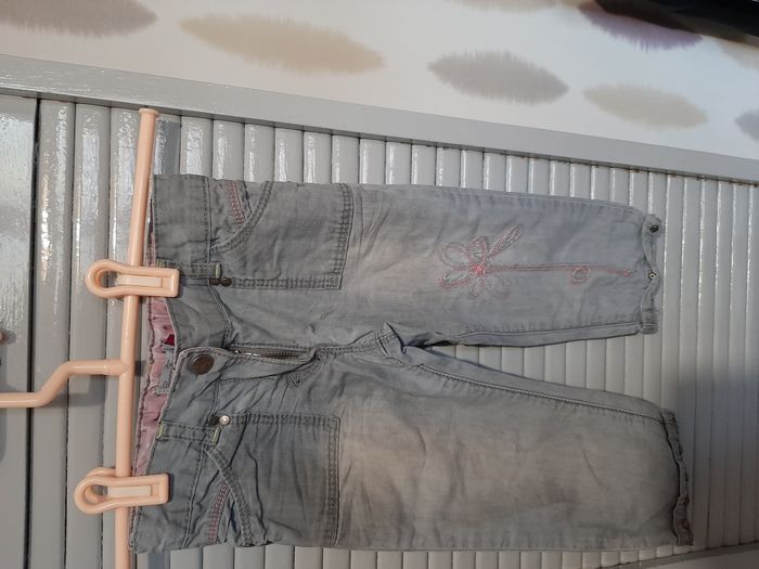 1 salopette et 3 jeans filles Taille 4 ans - photo numéro 5