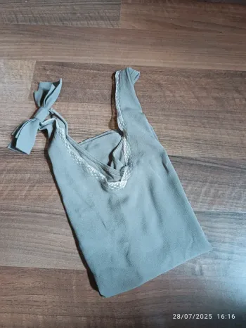 Blouse sans manche kaki détail dentelle