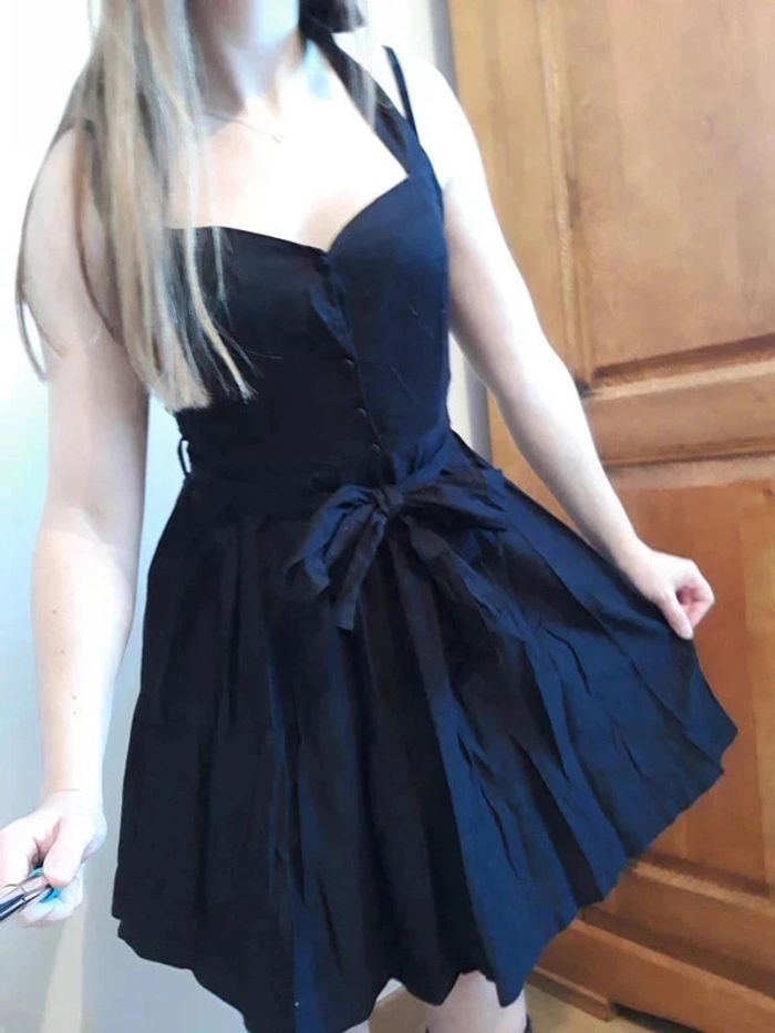 Robe noire dos nu pin up - photo numéro 7