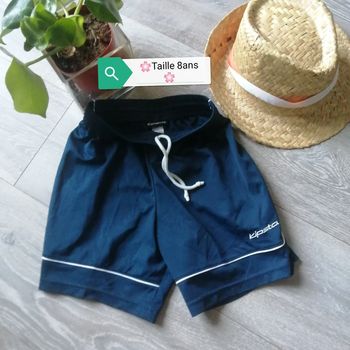 🌸Short bleu marine avec liseré blanc Taille 8 ans "Kispa Decatlon" 🌸