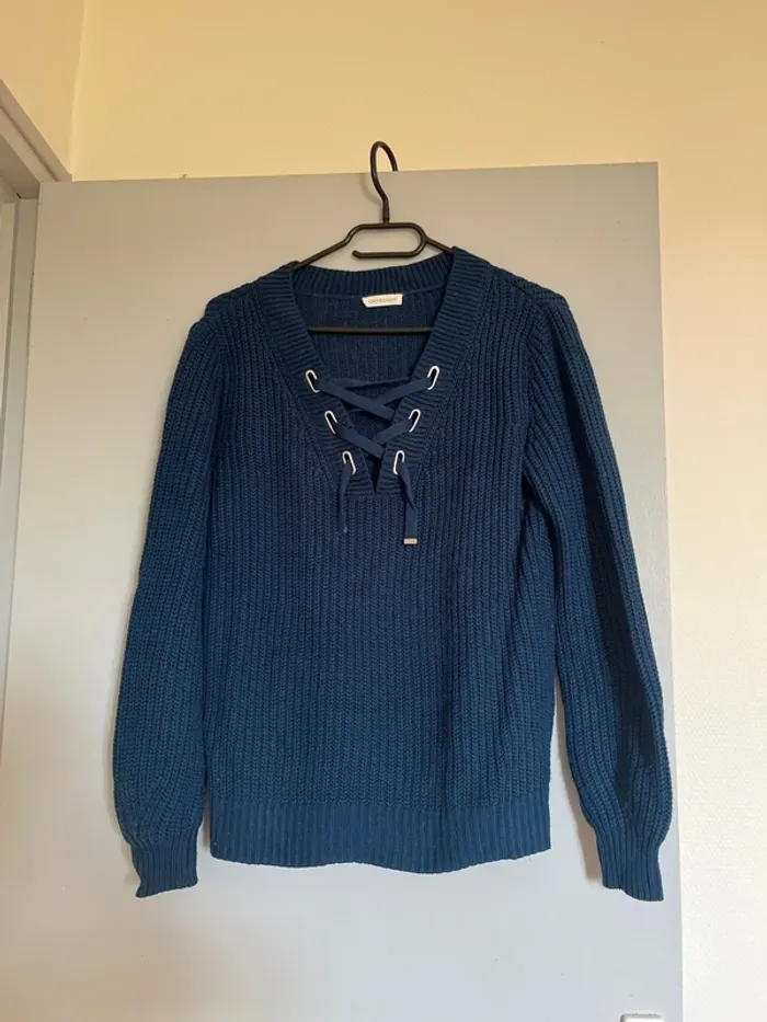 Pull bleu Cache Cache