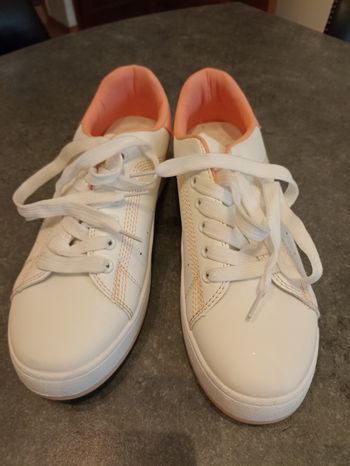 Básquet blanc et rebord saumon