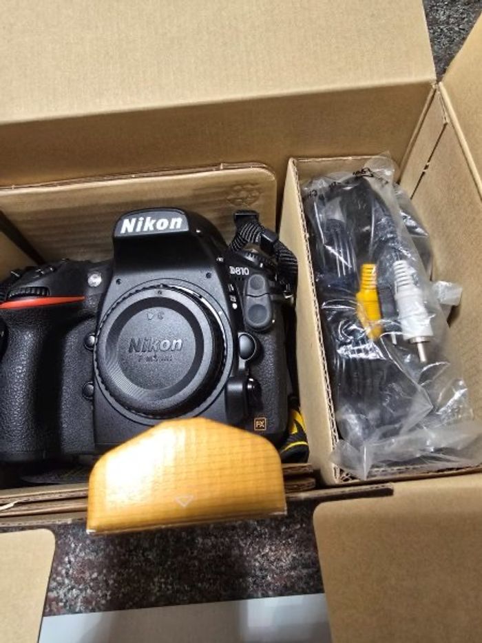 Appareil photo Nikon D810 dans sa boîte d'origine avec tous les accessoires - photo numéro 2