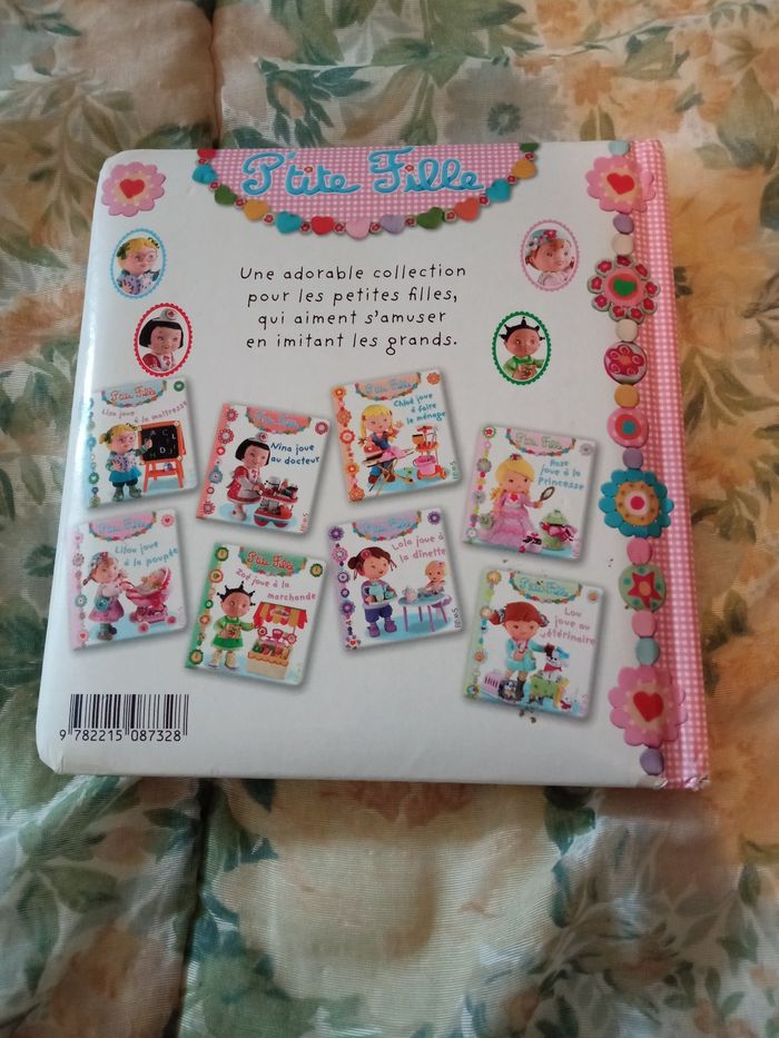 P'tite fille, Lilou joue à la poupée - photo numéro 2