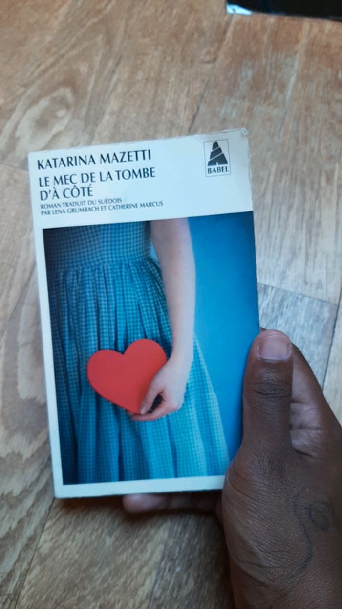 Livre "le mec de la tombe d'à côté " - photo numéro 3