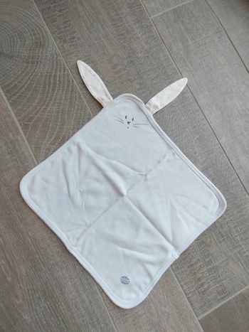 Doudou lapin bleu ciel et blanc à rayures Petit Bateau