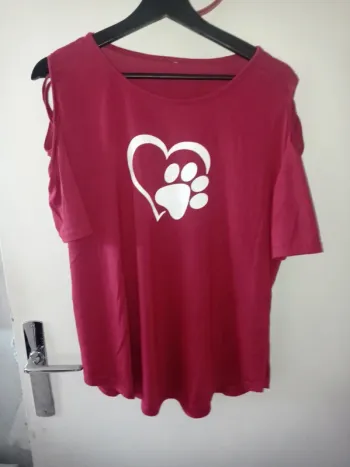 T-shirt manche courte bordeaux avec épaules dénudées