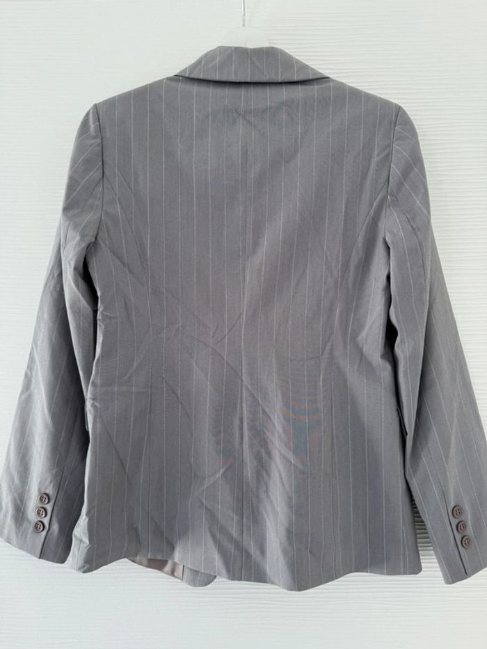 Veste de tailleur grise à rayures blanches classe élégante - photo numéro 6