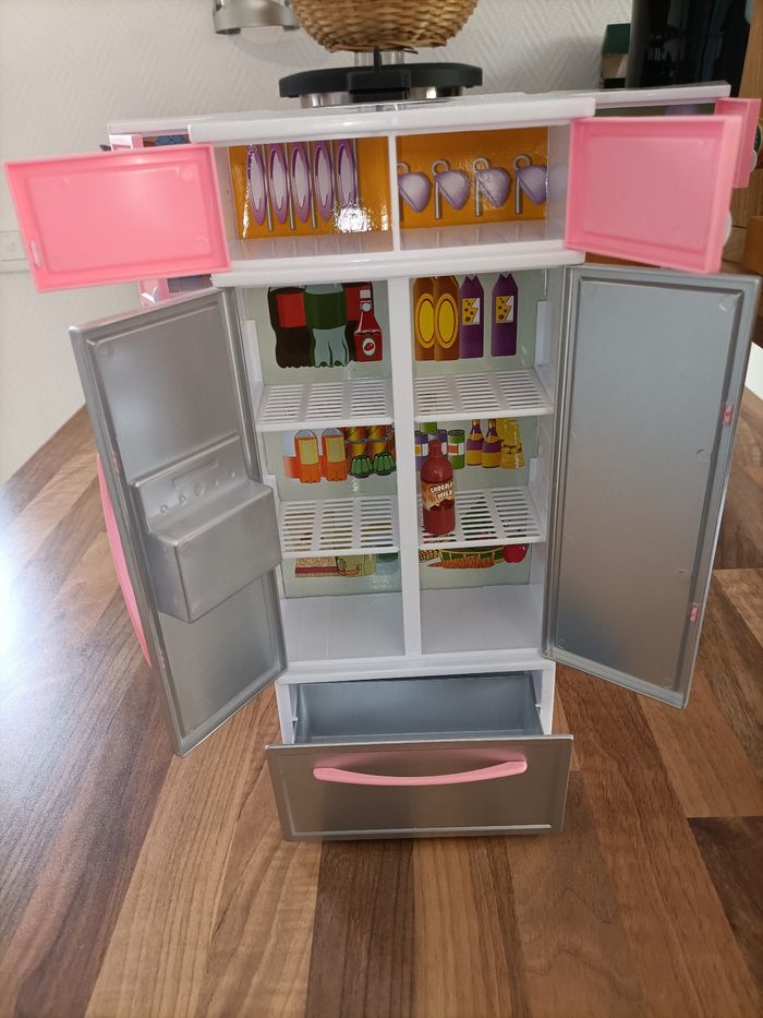 Cuisine barbies 4 meubles avec électroménager+ vaisselle couleur argent - photo numéro 4