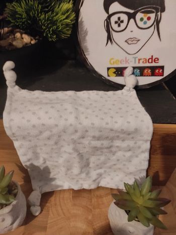 Doudou Plat mouchoir Blanc Pois Gris  #geektradedoudou