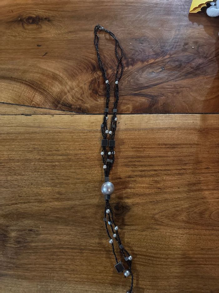Sautoir en perle noir et éléments argenté