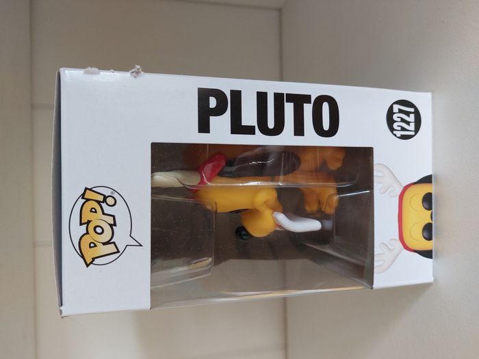 Figurine Funko Pop n°1227 Disney Pluto lettre au Père Noël - photo numéro 2