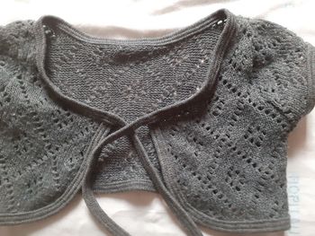 Boléro gris ajouré