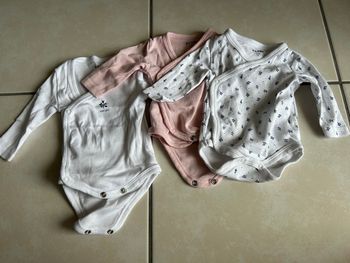 Lot bodies 1 mois