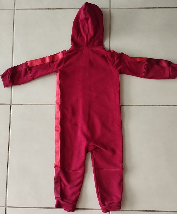 Combinaison à capuche Nike , en excellent état ( taille 2 ans) - photo numéro 3