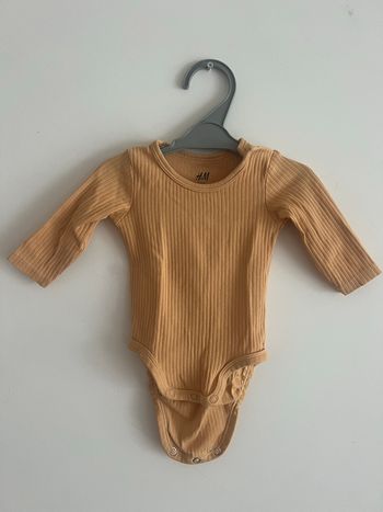 Body côtelé moutarde 56cm