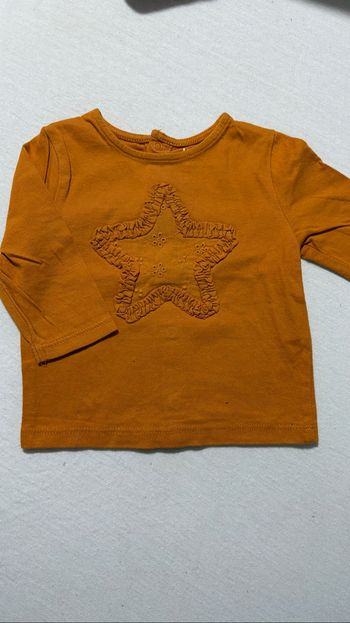✨ Haut manches longues rouille avec étoile devant – Kiabi – 3 mois
