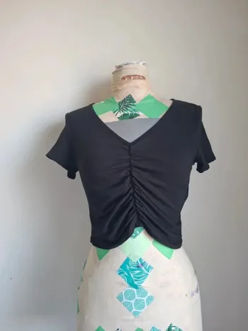 Top court noir froncé Jennifer, neuf, taille L