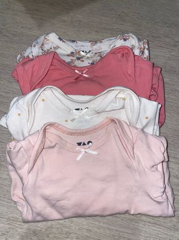 4 bodies bébé fille 6mois 