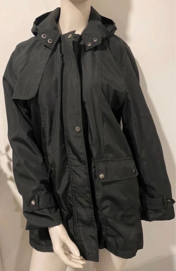 Jolie veste à capuche noire comme neuve taille 38 plus d’étiquette
