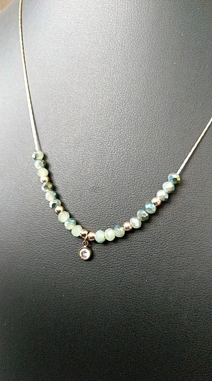 Collier avec perles vertes irisées et strass - photo numéro 4