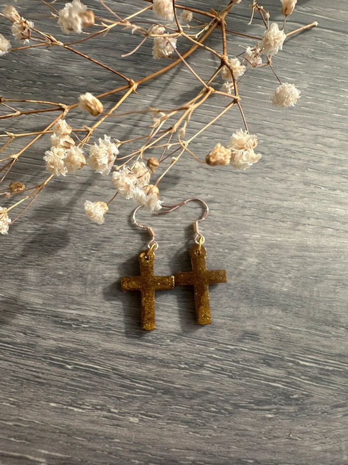Boucles d'oreilles croix dorées