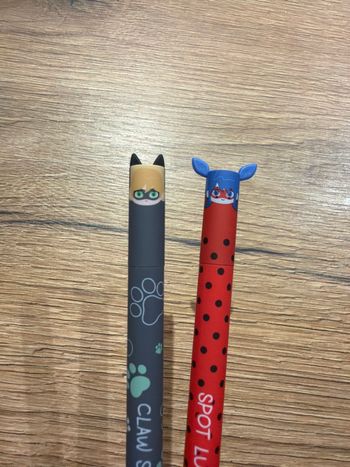 Lot 2 stylos chat noir et Miraculous