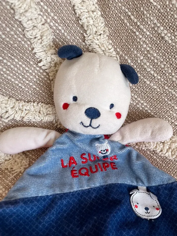 Peluche doudou plat 32cm mots d’enfants chien ours bleu et rouge très bon état - photo numéro 2