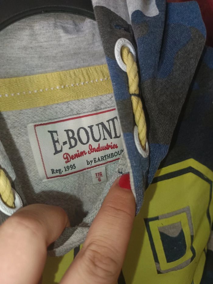 Pull a capuche 6 ans - photo numéro 2