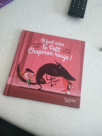 Hachette Jeunesse il faut aider le petit chaperon rouge