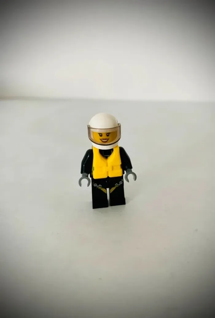 Minifigurine LEGO City - CTY0640 - Femme Pompier 2016 - Très bon état - photo numéro 2