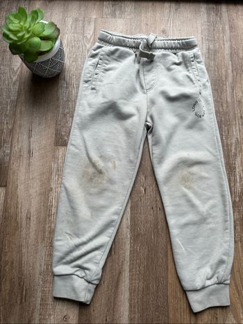 - Jogging Zara  - 6 ans - bon état, tache