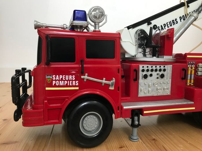 Camion de pompier à grande échelle - photo numéro 6