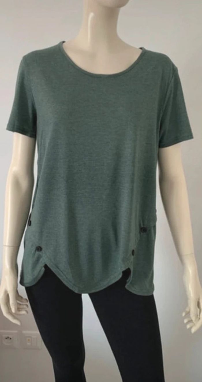 Top teeshirt vert avec boutons devant manches courtes taille L ou 40/42