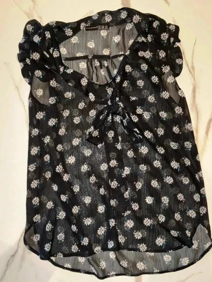 Haut noir à marguerites – Atmosphere – Taille 36 – Très bon état