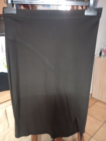 Jupe noire printemps femme taille 36 bon état mais décolorer à la ceinture 