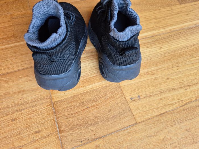 Baskets noires taille 20 - photo numéro 5