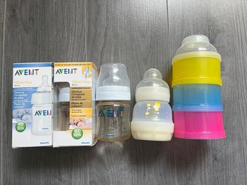 Lot de 4 biberons neufs 125ml avent et Mam + boite doseuse