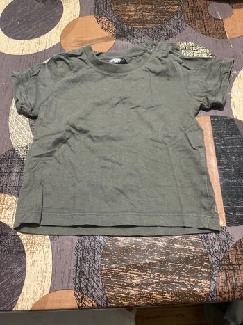 TEE shirt.  Bébé.  18 mois