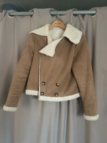 Veste effet peau retournée beige avec moumoute – Taille 36