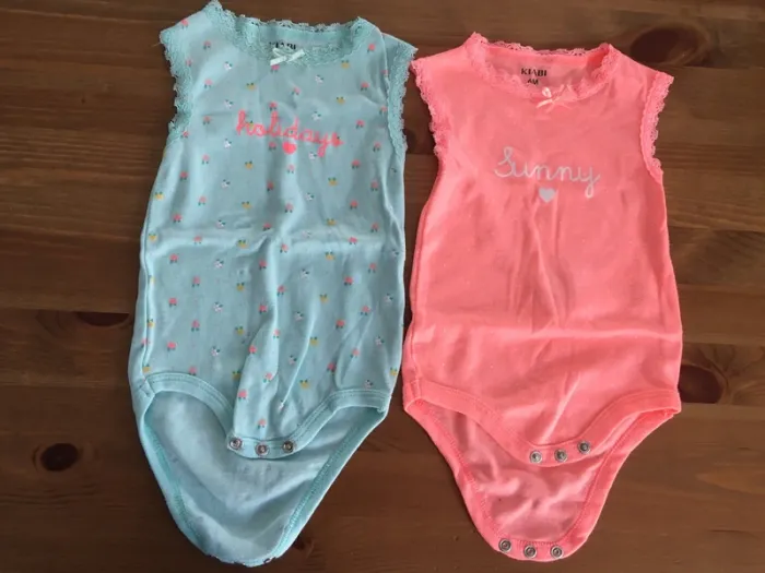 Lot 2 bodies sans manches 6 mois