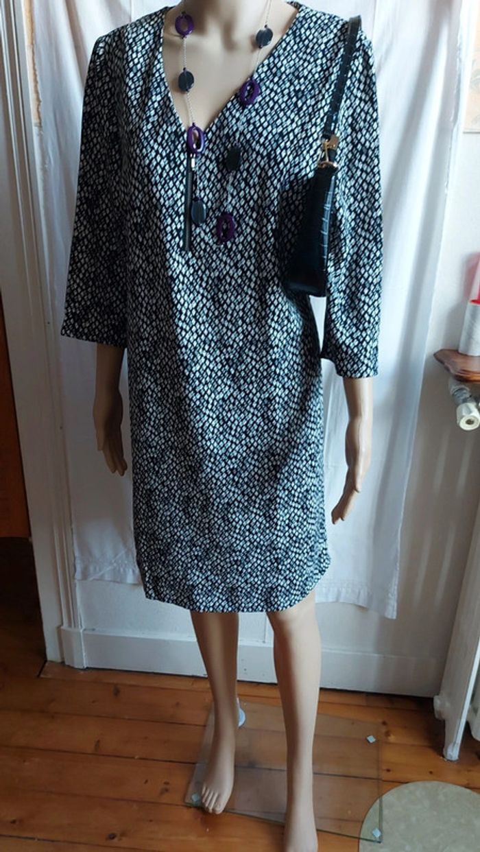 Robe noir et blanc- légère- col V- motif imprimé/ balsamik taille XL/42