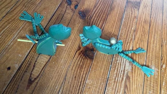 Lot de 2 grenouilles en bois à poser - photo numéro 2