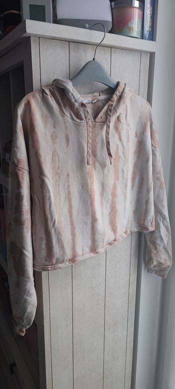 Pull court à capuche