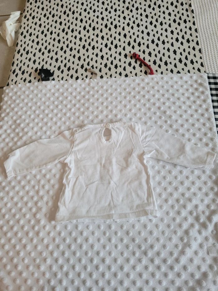 T-shirt manches longues 6 mois – Blanc avec bouton fleur au dos – Look délicat et mixte - photo numéro 2
