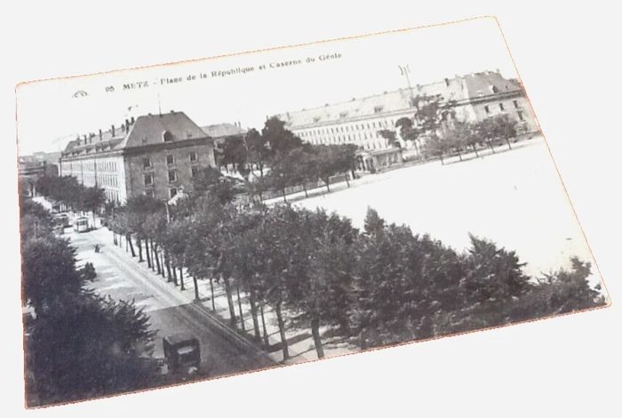 Carte postale ancienne Metz (Moselle) Place de la République et Caserne du Génie